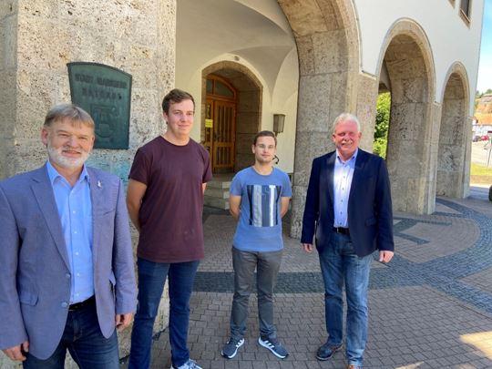v.l.n.r.: Allgemeiner Vertreter des Bürgermeisters Antonius Löhr, Philipp Böttcher, Maximilian Breidenbach, Bürgermeister Thomas Schröder.