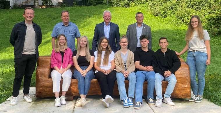Auf dem Bild sind zu sehen (hinten v. l. n. r.): Personalratsvorsitzender Christoph Schulte, Bürgermeister Thomas Schröder, Haupt- und Personalamtsleiter Dirk Hartmann (vorne v. l. n. r): Nick Vogtland, Luisa Willeke, Cora Viering, Guilia-Elisa Milano, Lena Sauerland, Benjamin Roelants, Timo Bunse, Lisa Gerold