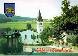 Der Dorfplatz mit St. Markus Pfarrkirche (Postkarte)