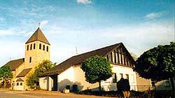 Kirche mit Pater von Schaik Haus