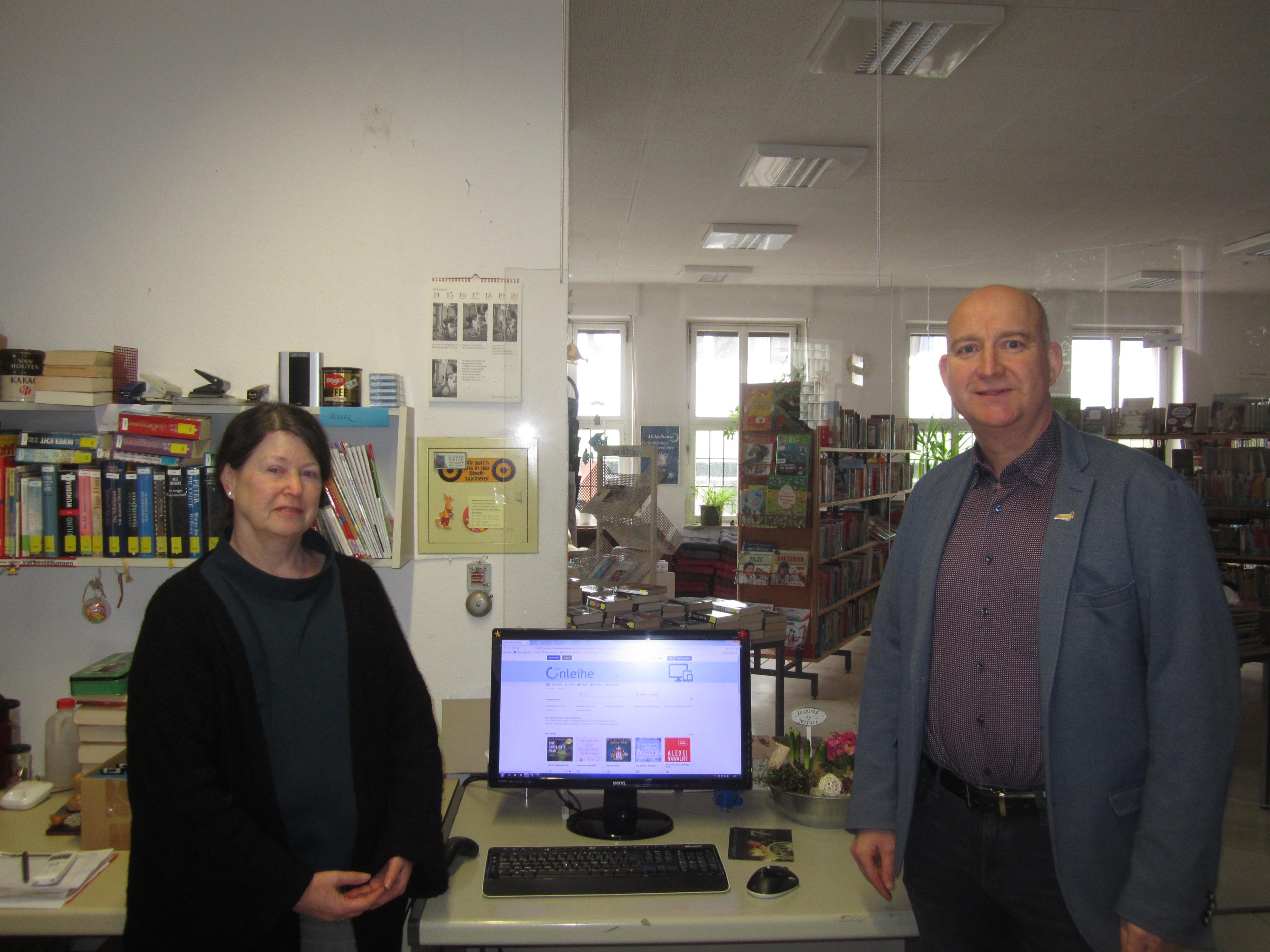 Foto (von links): Frau Barbara Gummersbach, Leiterin der Stadtbibliothek Marsberg, und Herr Hubert Aßhauer, Amt für Schulverwaltung, Sport und Kultur.