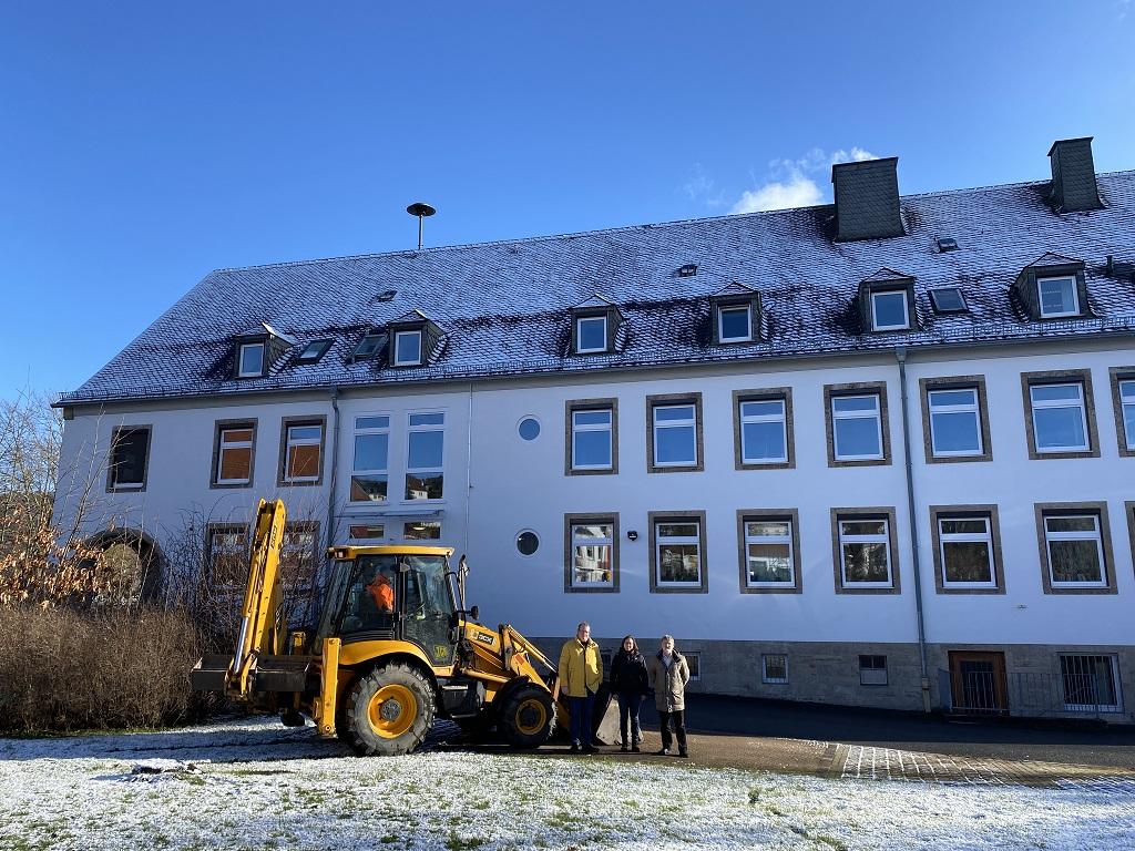 Im Bild neben dem Radlader: v. l. Herr Klaus Rosenkranz (Haupt- u. Personalamtsleiter), Frau Isolde Grosche (Architektin Ingenieurbüro Kepplin + Kampkötter), Herr Antonius Löhr (Allg. Vertreter des Bürgermeisters)