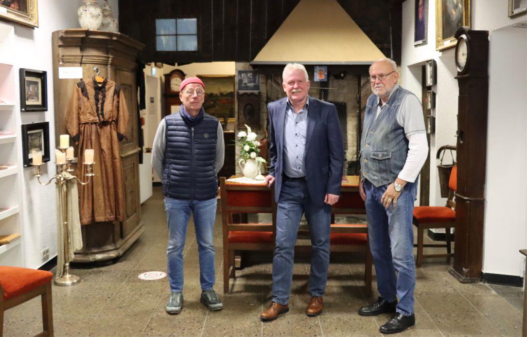 vom Förderverein Historisches Obermarsberg e.V. links Manfred Volbracht, rechts Detlef Steinhoff mit Bürgermeister Thomas Schröder, Mitte