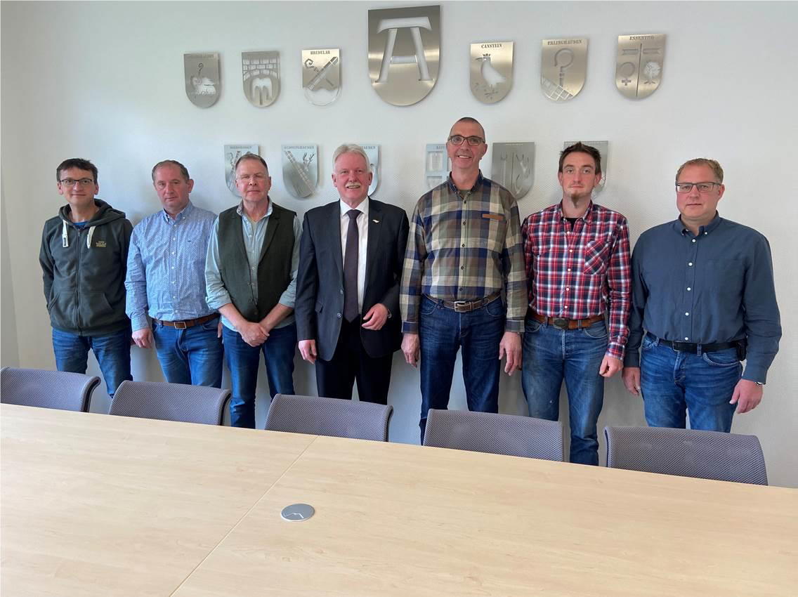 Auf dem Foto zu sehen (v.l.n.r.) Heiko Plücker (Abwassermeister der Stadtwerke Marsberg), Gerd Raue (Personalratsmitglied), Gerd Frericks (Betriebsleiter der Stadtwerke Marsberg), Bürgermeister Thomas Schröder, Hubertus Künemund, Matthias Kleffner (Mitarbeiter Stadtwerke), Franz-Jörg Dicke (Mitarbeiter Stadtwerke)