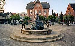 Brunnen auf dem Kirchplatz - im Hintergrund das Bürgerhaus