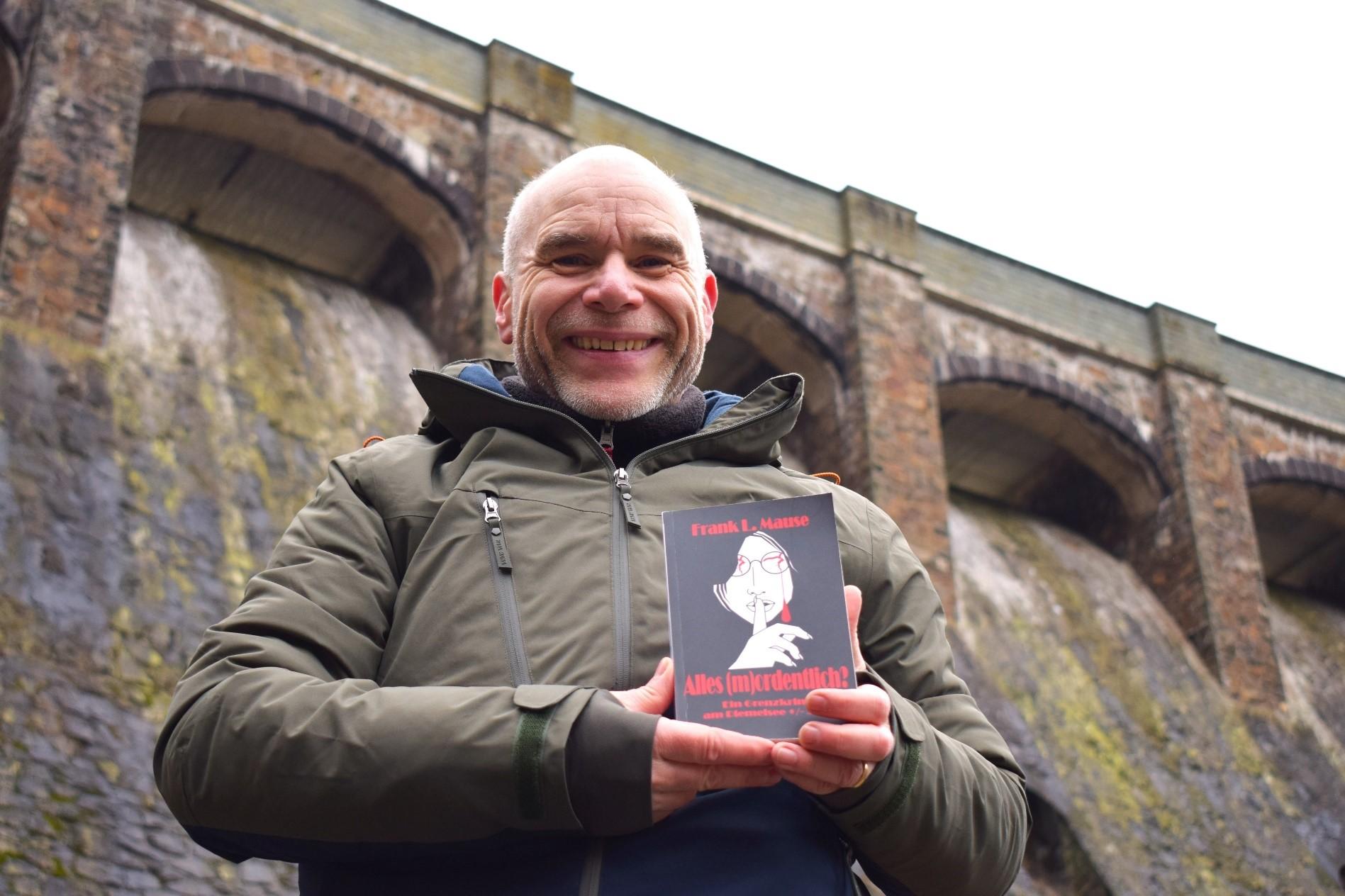 Der Autor Frank Mause präsentiert seinen neuesten Roman vor der Diemelstaumauer. (Foto: Mause/ privat)