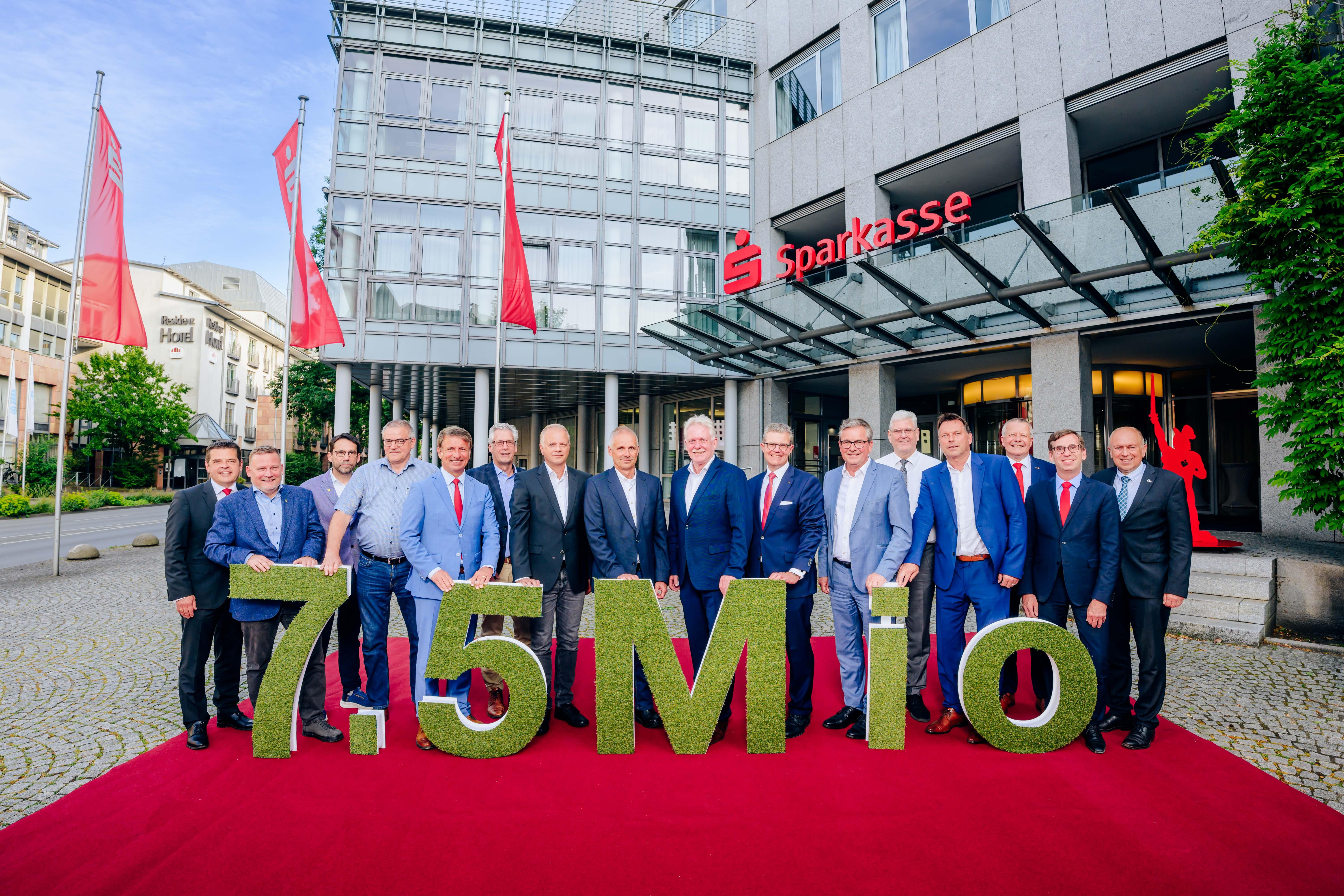 (v.l.n.r.:) Andreas Trotz, Vorstandsmitglied der Sparkasse; Thorsten Klatt van Eupen, stv. Bürgermeister der Stadt Blomberg; Uwe Aust, Bürgermeister der Stadt Lage; Rainer Grabbe, Kämmerer Kreis Lippe; Michael Stickeln, Landrat des Kreises Höxter; Stefan Fellmann, stv. Bürgermeister Stadt Höxter; Uwe Schünemann, Kämmerer der Stadt Barntrup; Heinz-Dieter Krüger, Bürgermeister der Stadt Horn-Bad Meinberg, Thomas Schröder, Bürgermeister der Stadt Marsberg, Arnd Paas, Vorstandsvorsitzender der Sparkasse; Michael Dreier, Bürgermeister der Stadt Paderborn; Werner Peitz, Bürgermeister der Stadt Delbrück; Frank Hilker, Bürgermeister der Stadt Detmold; Achim Frohß, Vorstandsmitglied der Sparkasse; Tobias Scherf, Bürgermeister der Stadt Warburg; Christoph Rüther, Landrat des Kreises Paderborn und Vorsitzender des Sparkassenzweckverbandes