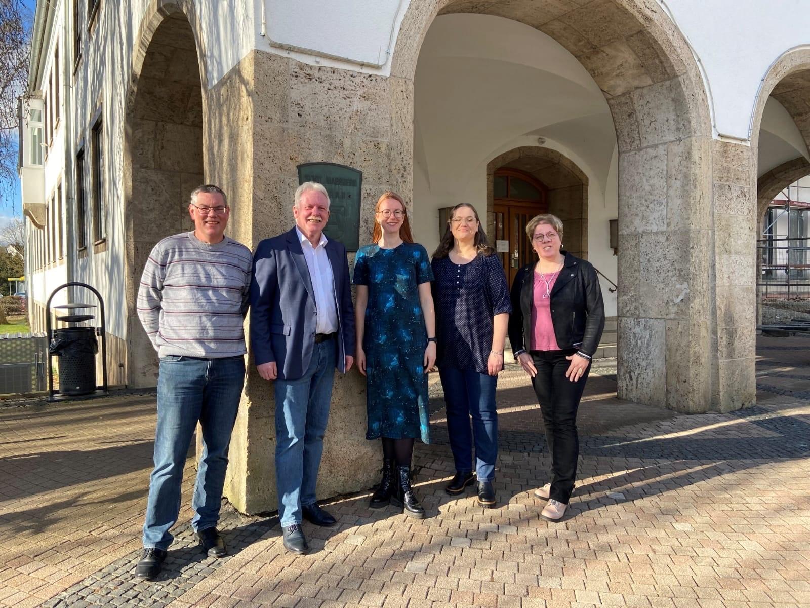 (von links nach rechts: Haupt- und Personalamtsleiter Dirk Hartmann, Bürgermeister Thomas Schröder, Agnese G., Marion Wiegelmann und Katharina Boldt vom Haupt- und Personalamt) 