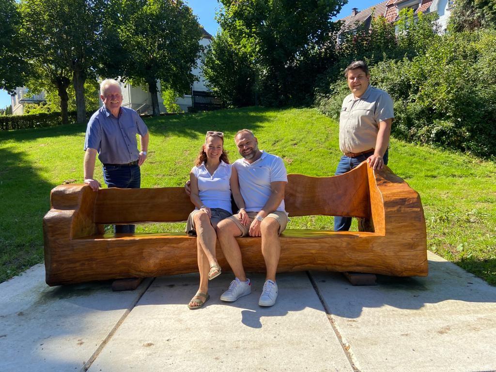 Quelle: Stadt Marsberg v. r. Stadtförster Lars Grothe, Marco Engler mit Lebensgefährtin Jana Schröder, Bürgermeister Thomas Schröder