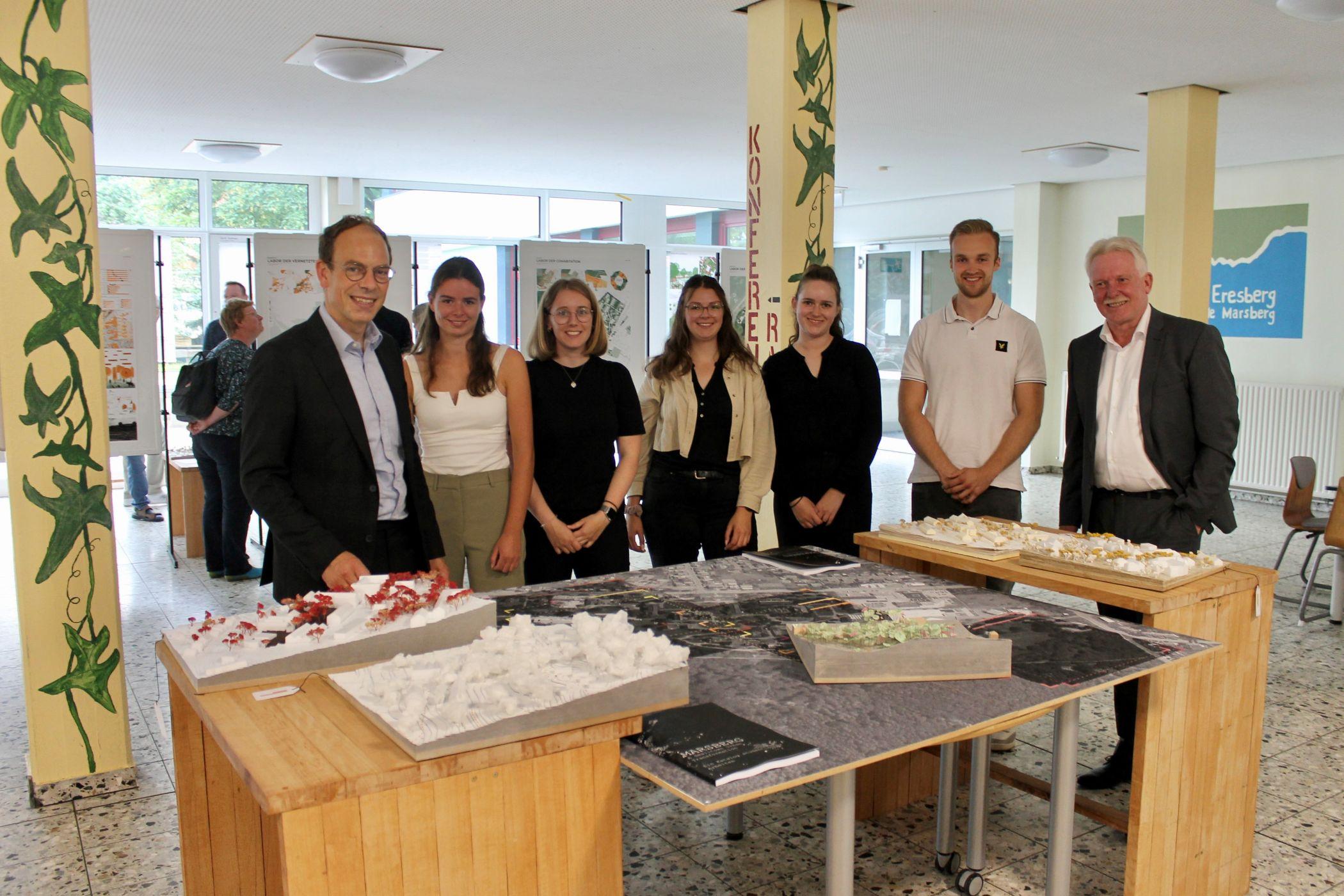 Stellten die Zukunftsideen für Marsberg vor: (v.l.) Jan Hendrik Unger, Kaufmännischer Direktor der LWL-Einrichtungen Marsberg, Julia Bussen, Finja Volmari, Tessa Disse, Maren Müller, Lukas Vössing und Bürgermeister Thomas Schröder.