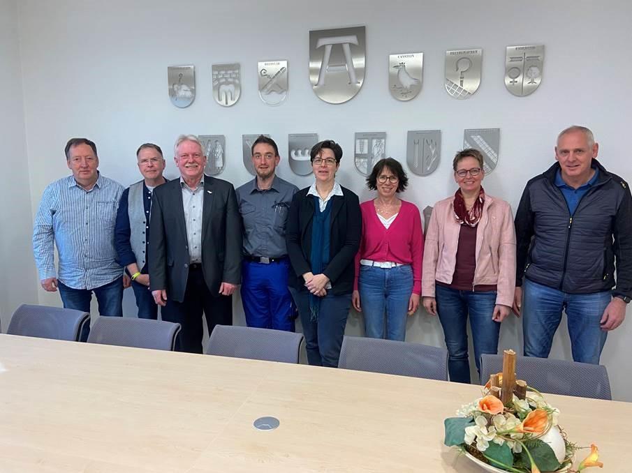 Auf dem Bild zu sehen (v. l. n. r.) Christoph Schulte (Personalratsvorsitzender), Gerhard Frericks (Betriebsleiter der Stadtwerke), Bürgermeister Thomas Schröder,  Matthias Kleffner (Mitarbeiter Stadtwerke), Nicole Hentschel (Mitarbeiterin Amt für Schulverwaltung, Sport und Kultur), Irmhild Kruse (Mitarbeiterin Sozialamt/Jobcenter), Milja Bußmann (Amtsleiterin Amt für Schulverwaltung, Sport und Kultur) und Michael Becker (Amtsleiter Sozialamt/Jobcenter)