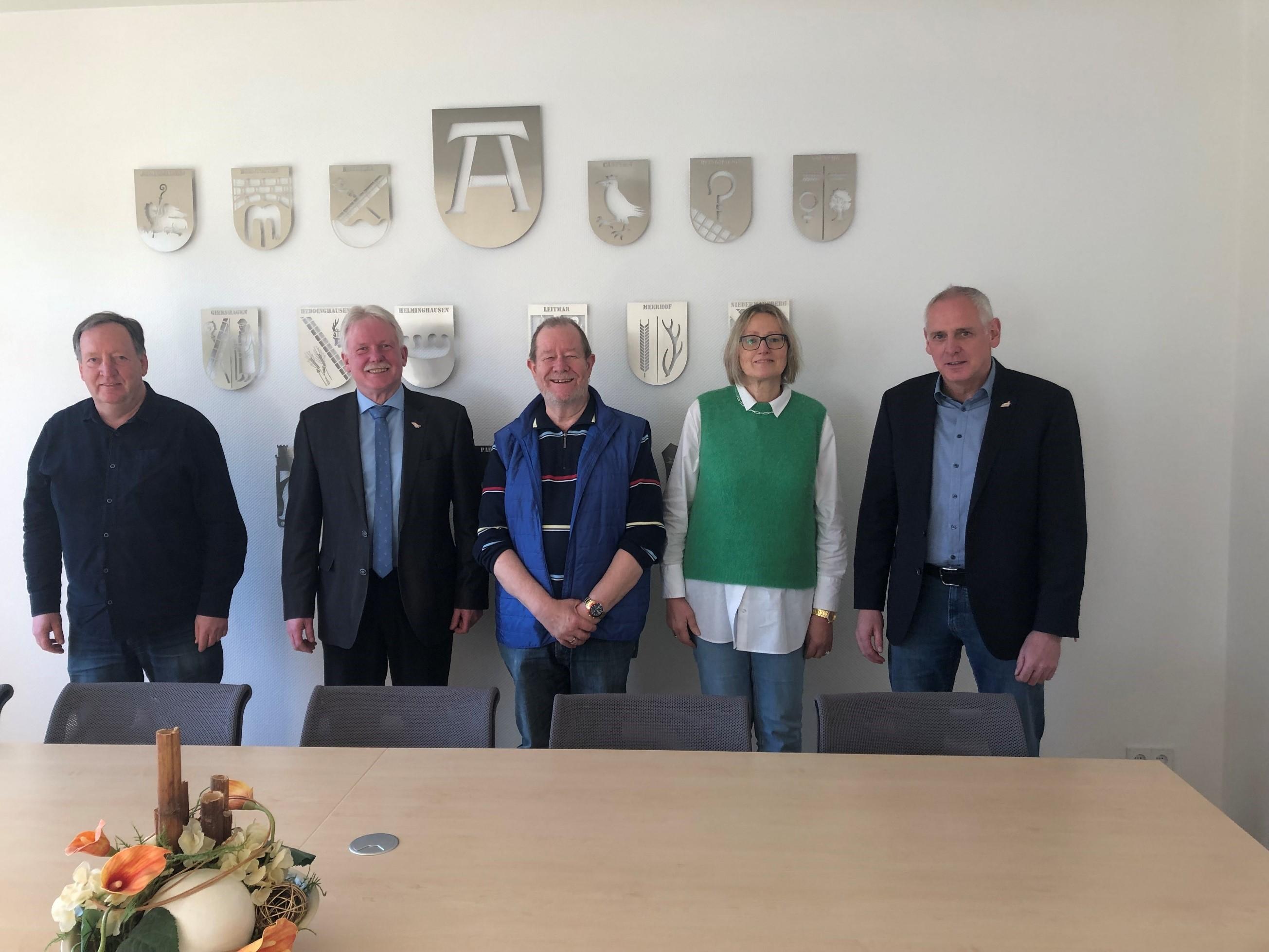 Auf dem Foto zu sehen (v.l.n.r.) Christoph Schulte (Personalratsvorsitzender), Bürgermeister Thomas Schröder, Johannes Günther Bunse, Ehefrau von Johannes Günther Bunse,      Michael Becker (Amtsleiter Sozialamt/Jobcenter) 