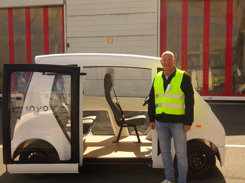 Auf dem Bild ist der Leiter der Stabsstelle Klima & Umwelt Stadtverwaltung Marsberg, Herr Aßhauer, bei einer Testfahrt auf dem Flughafen Paderborn / Lippstadt im August 2025 zu sehen.