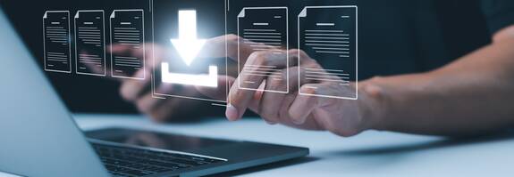 Männliche Hand an einer Tastatur