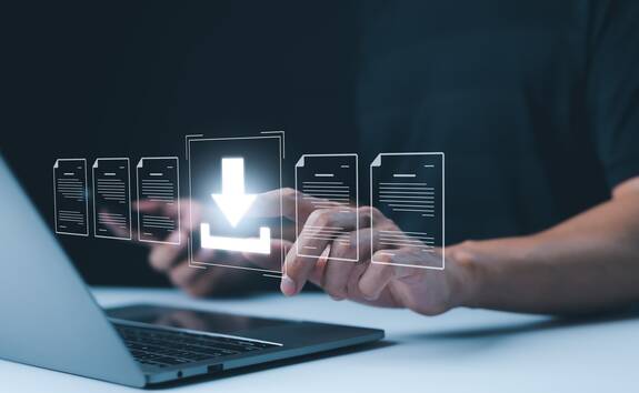 Männliche Hand an einer Tastatur