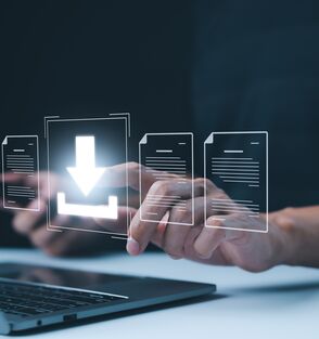 Männliche Hand an einer Tastatur