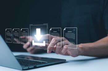 Männliche Hand an einer Tastatur