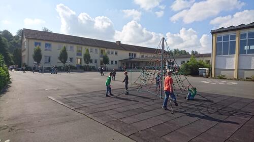 Auf dem Bild ist der Schulhof der Egge-Diemel-Schule zu sehen.