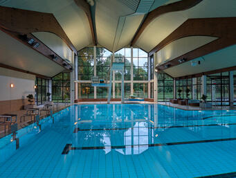 Das Hallenbad von Marsberg. Das Foto zeigt das Becken, das 3m Brett und den 5m Turm.