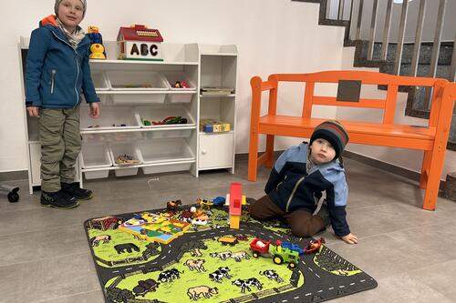 Kinder spielen im Spielbereich des Rathauses