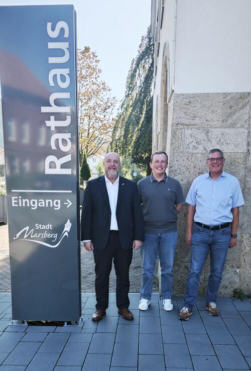 Auf dem Bild zu sehen (v. l. n. r.) Bürgermeister Matthias Koch, Nick Vogtland, Dirk Hartmann (Leiter Haupt- und Personalamt)