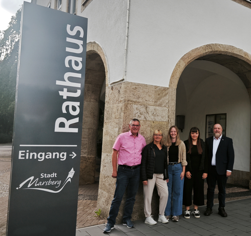Auf dem Bild zu sehen (v. l. n. r.) Dirk Hartmann (Leiter Haupt- und Personalamt), Silke Frese (Erzieherin Kindergarten Giershagen), Luisa Willeke, Jana Oesterhoff, Bürgermeister Matthias Koch