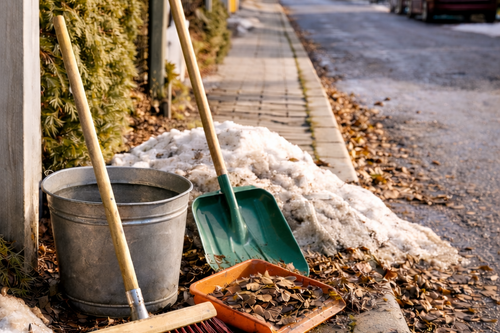 Erinnerung an die Reinigungspflicht für Gehwege und Straßen